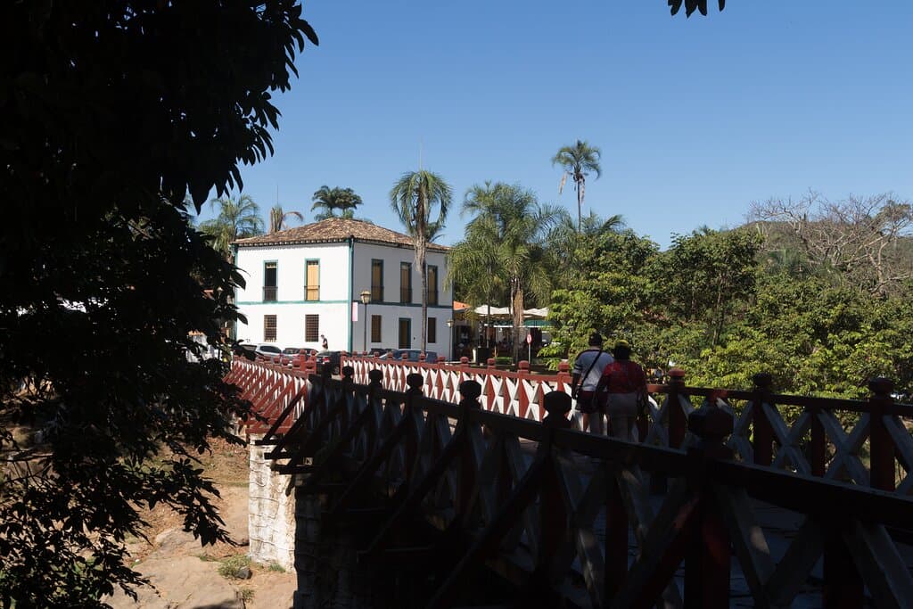 Ponte e ao fundo o Museu Divine. 