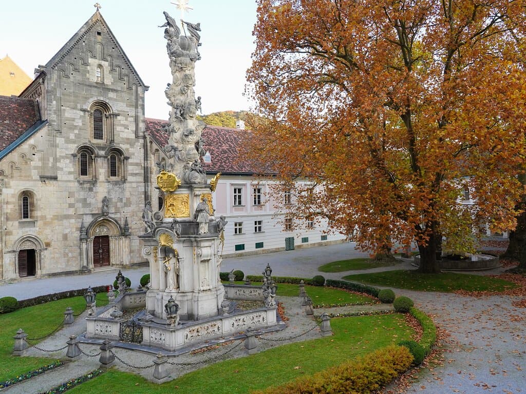 Stiftsinnenhof im Herbst.
