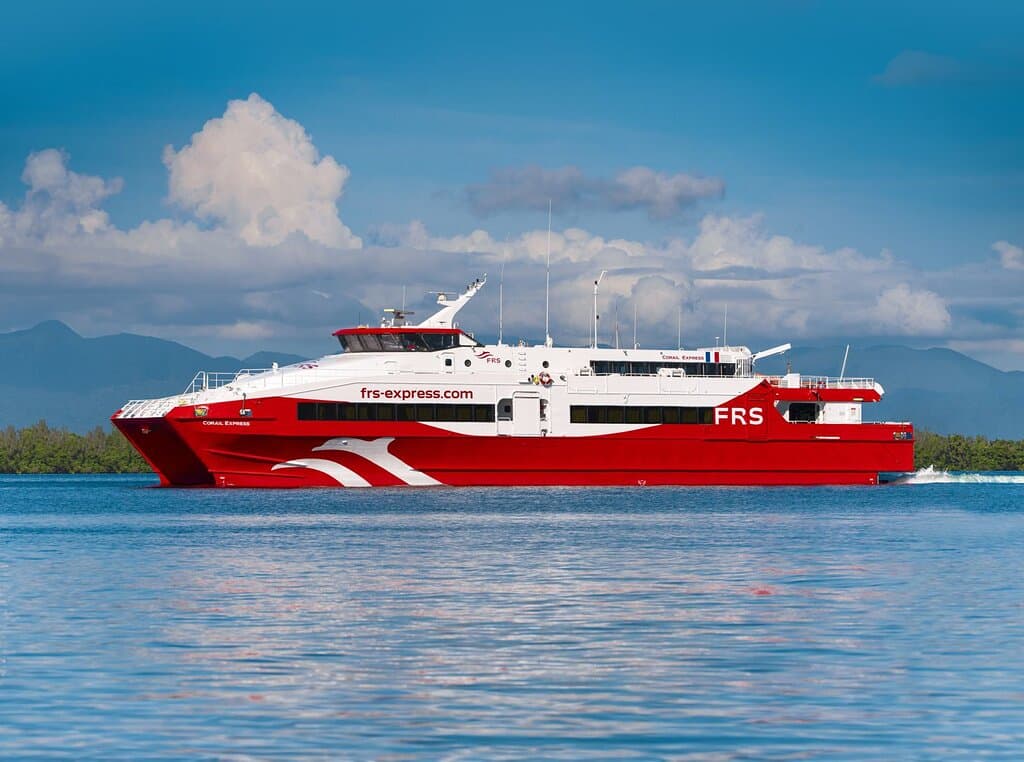 Navire CORAIL Express de 437 places assises.