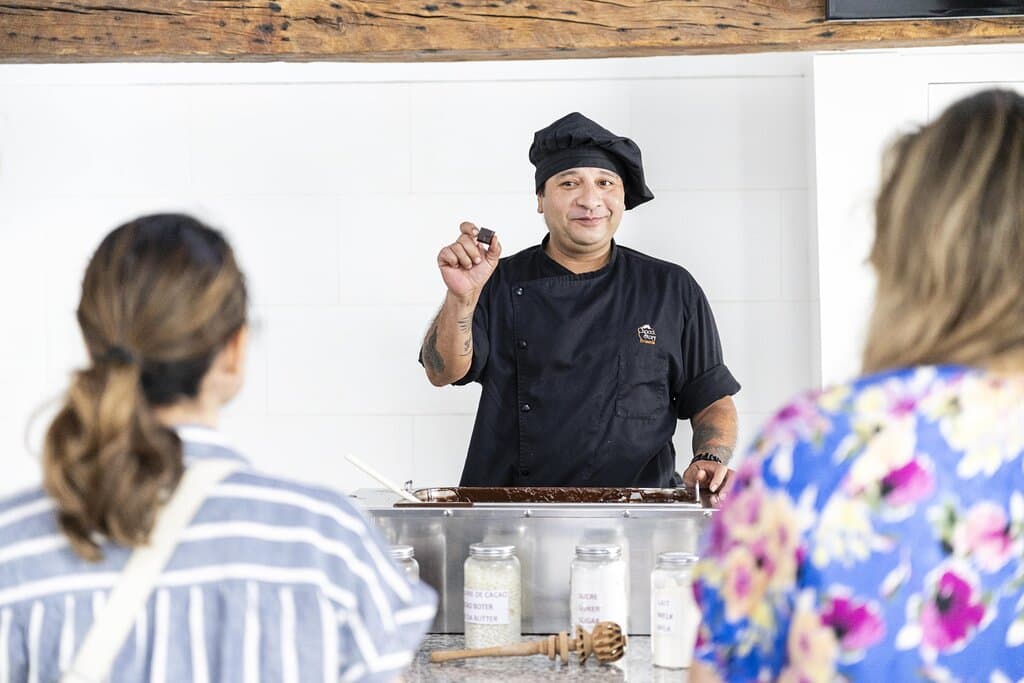 The museum tour ends with a demonstration of traditional craftsmanship. Our chocolatier will show you how he makes a typical Belgian praline. And you will be able to taste this freshly prepared praline.