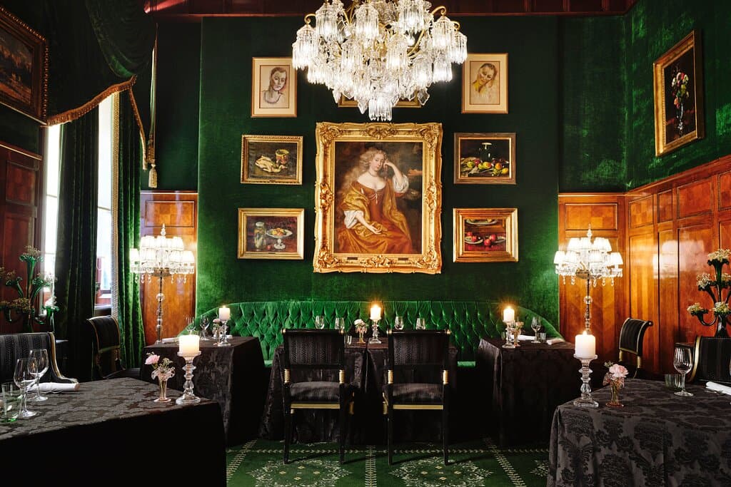 Be enchanted by the impressive ambience, where the traditional elegance of the interior harmonises perfectly with the modern freshness of service and cuisine at one of the best restaurants in Vienna.  Admire a Lobmeyr chandelier from 1883 and original paintings by Faistauer while enjoying exquisite regional Austrian dishes in the Restaurant Grüne Bar at Hotel Sacher Vienna.  Try the finest traditional Viennese cuisine in an elegant environment; with a smart casual dress code.