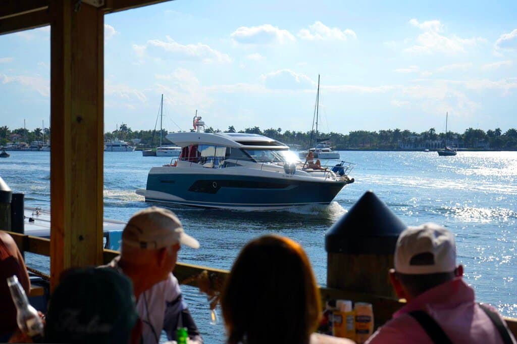 Watch all the boats and yachts cruising by Le Tub!