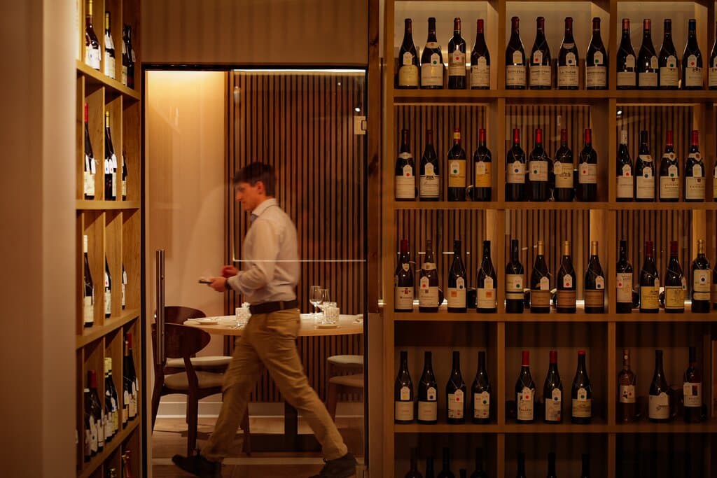 Tenemos una amplia bodega con mas de ochocientas referencias nacionales e internacionales