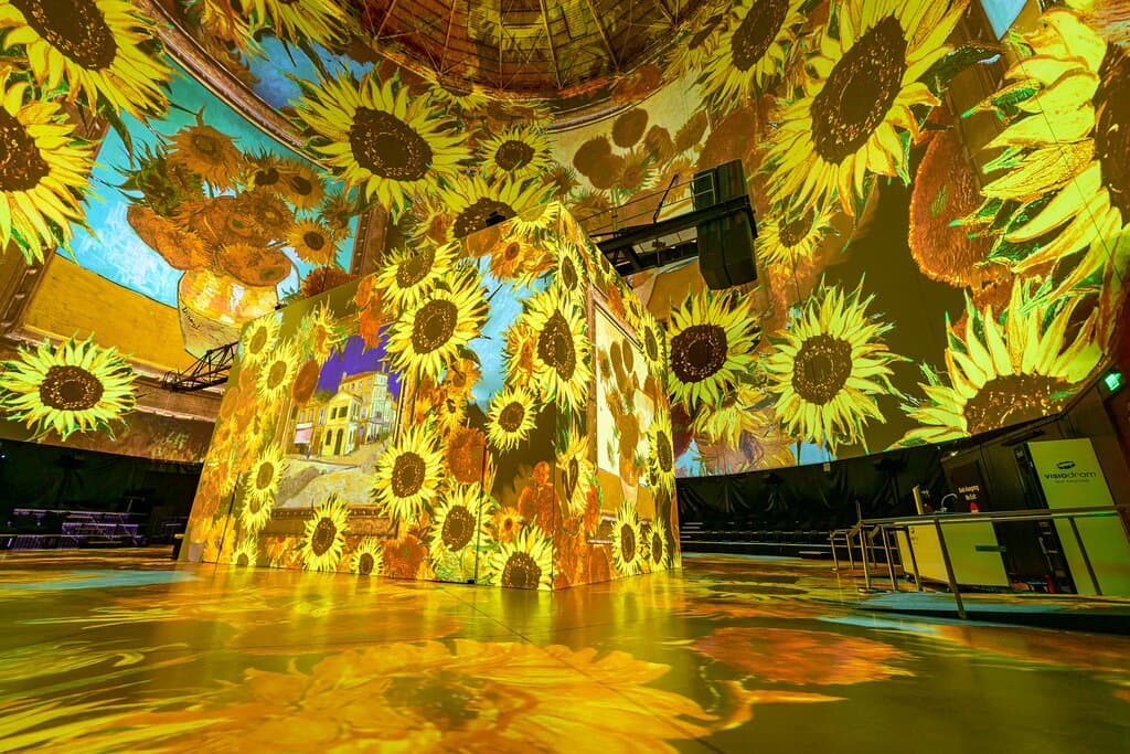 Aktuelle immersive Show und Ausstellung Vincent van Gogh "Sehnsucht" auf Europas größter 360 °- Leinwand, hier Sonnenblumen.