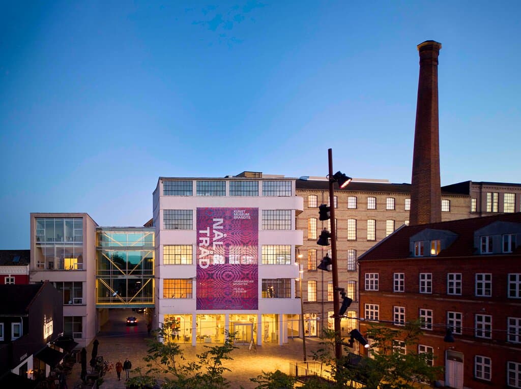 Museet befinder sig i hjertet af Odense. Midt i byens puls.