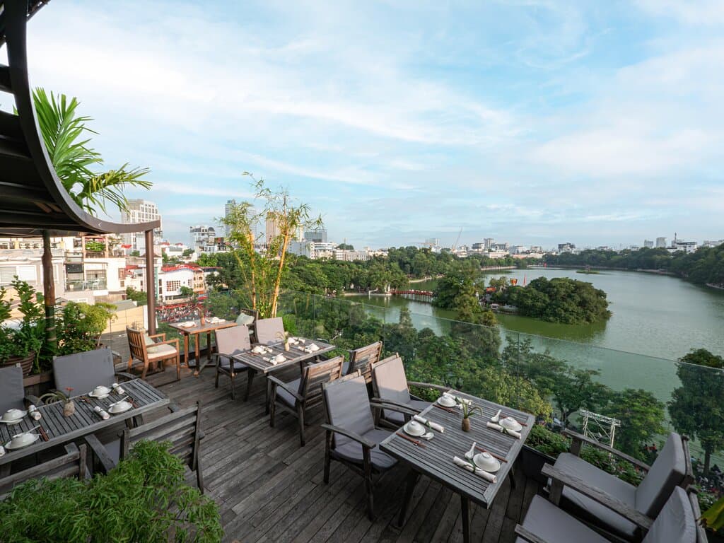 Panoramic views of Hoan Kiem Lake and the charm of the Old Quarter