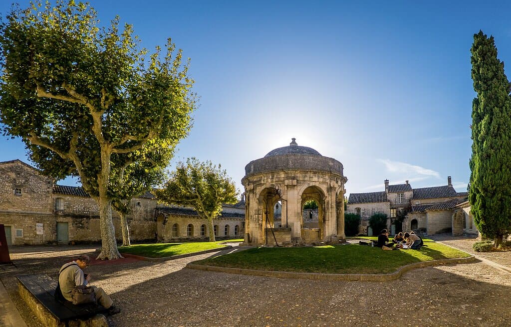  © Alex Nollet-La Chartreuse UN PATRIMOINE VIVANT AUX 700 ANS D'HISTOIRE La Chartreuse du Val-de-Bénédiction, nichée dans la cité médiévale de Villeneuve lez Avignon, est une pépite que recèle la Provence. 