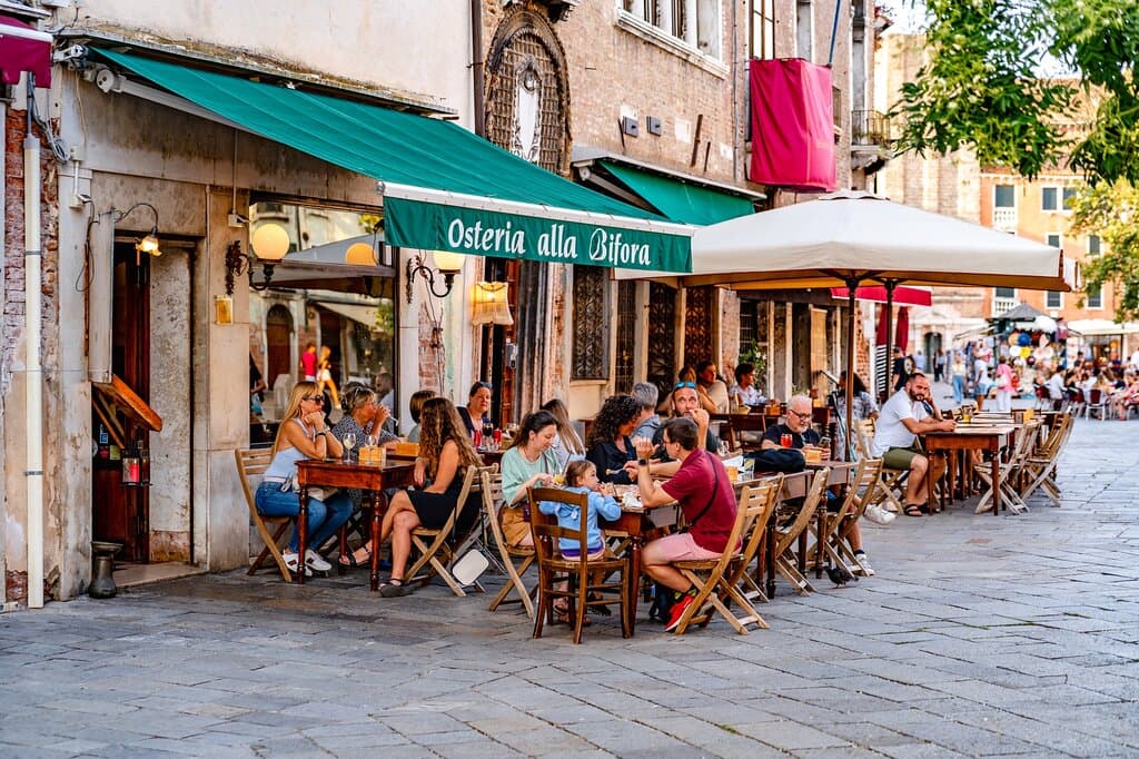 In the lively Campo Santa Margherita, in the heart of the Dorsoduro district, Osteria Alla Bifora is a landmark for those seeking the authentic flavors of Venetian tradition. A place where the passion for good food and hospitality meet, creating a unique and welcoming atmosphere. Whether you want to savor our famous "cicchetti," enjoy a platter of selected cured meats and cheeses, or simply drink a good glass of wine, with us you will always find quality and courtesy. 