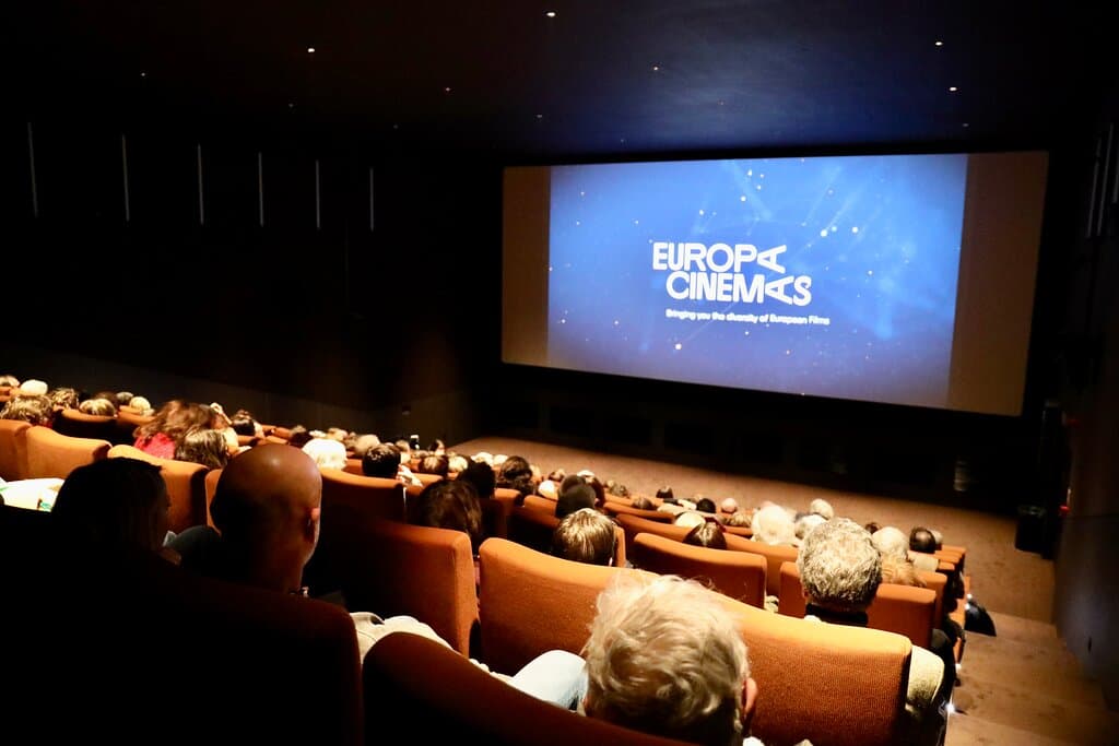 Nous proposons le meilleur du cinéma européen et mondial, toujours en version originale sous-titrée en français. Pour les plus jeunes, les films proposés sont toujours traduits en français.