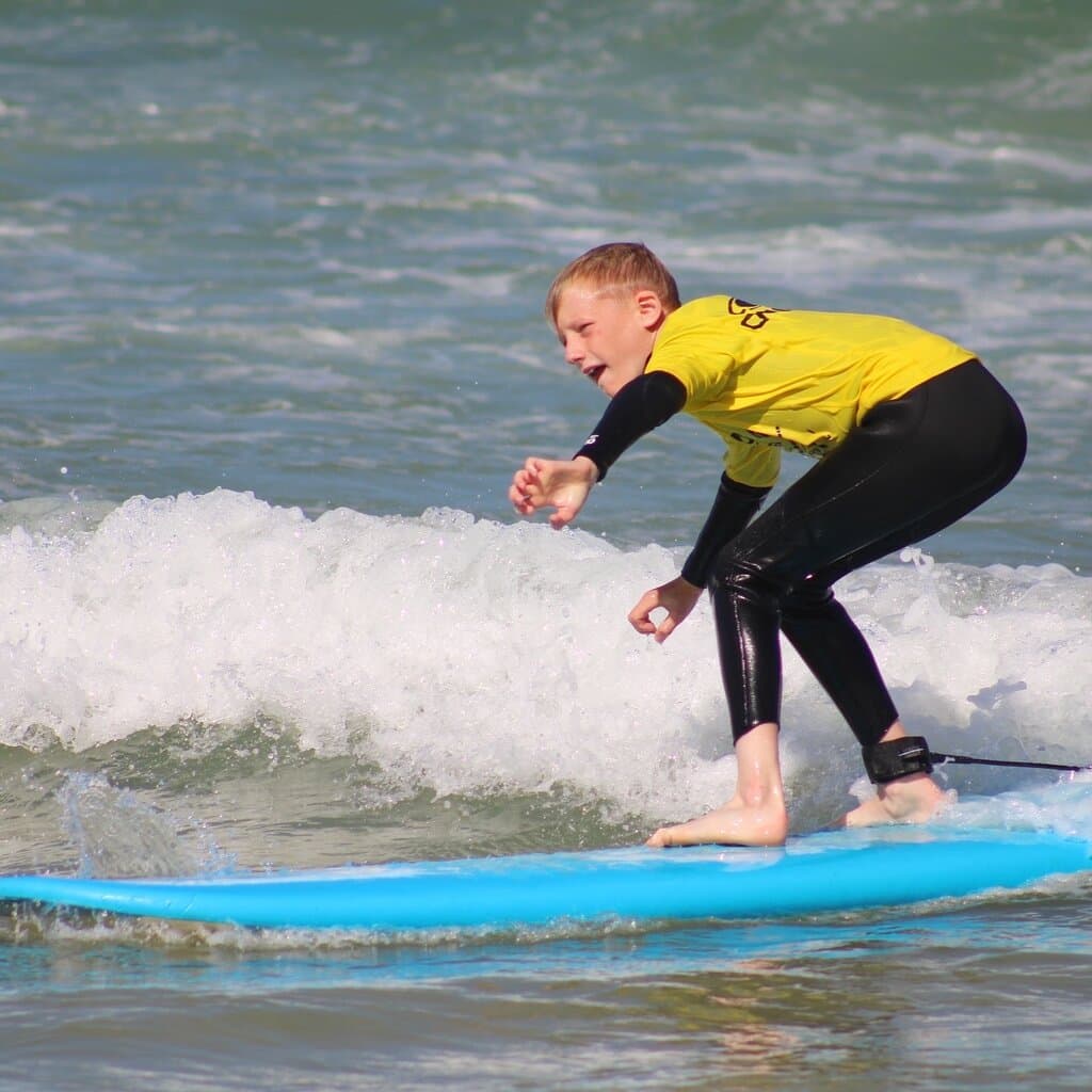 First waves, big smiles! One of the most exciting moments at Légua Surf School — standing up on the board for the very first time!