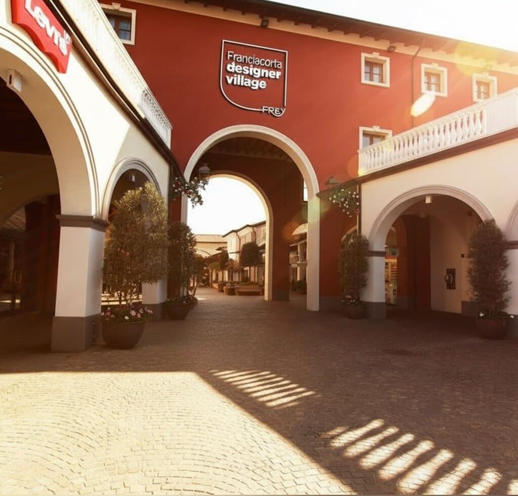 Tra Brescia e Bergamo e ad un passo da Milano, Franciacorta Designer Village ti invita a vivere un'esperienza di shopping all'aperto in un contesto unico, circondato da colline e borghi che raccontano la tradizione del Territorio. Vieni a fare shopping in oltre 190 negozi dei migliori brand con sconti dal 30% al 70% tutto l'anno e concediti una pausa nei nostri numerosi caffè e ristoranti. Lasciati ispirare da un nuovo modo di vivere lo shopping! 