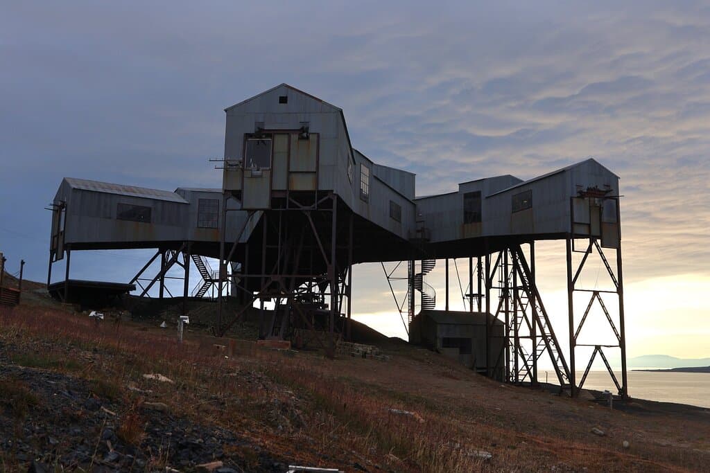 Besøk den historiske Taubanesentralen, selve hjertet av Longyearbyen som forbandt gruveanleggene. Bli med oss inn i det historiske bygget hvor tiden har stått stille siden 1987. Kjenn på kroppen hvilke forhold arbeiderne her jobbet under når temperaturen inne i stålbygget kryper under frysepunktet, og vinden blåser rett gjennom veggene. Samtidig som du lærer om taubanens sentrale rolle i kullproduksjonen og hvordan Taubanesentralen var selve hjertet i et godt smurt og gjennomarbeidet system. 
