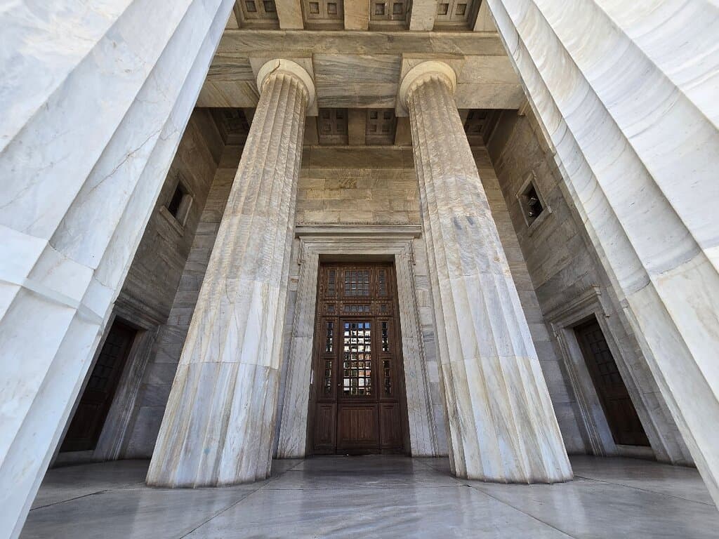 หอสมุดแห่งชาตินี้ตั้งอยู่ย่านใจกลางเมืองเอเธนส์  ความสวยงามของตัวอาคารอันเป็นสัญลักษณ์แห่งนี้โดดเด่นด้วยสถาปัตยกรรมนีโอคลาสสิกอันน่าทึ่ง ประดับจุดสำคัญต่างๆด้วยรูปปั้นหินอ่อน จึงเป็นมูลเหตุที่ทำให้ที่นี่เป็นจุดหมายปลายทางที่ไม่ควรพลาดสำหรับผู้ชื่นชอบประวัติศาสตร์และสถาปัตยกรรม ครับ