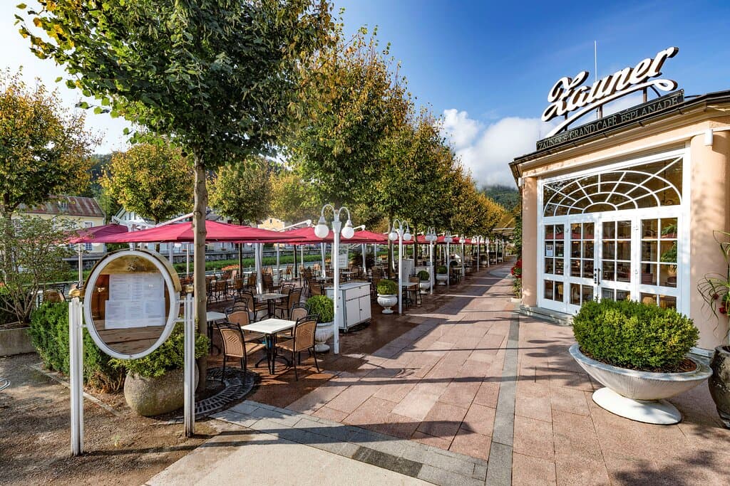 Grand Café Restaurant Zaune Esplanade. Ansicht Garten und Fassade.