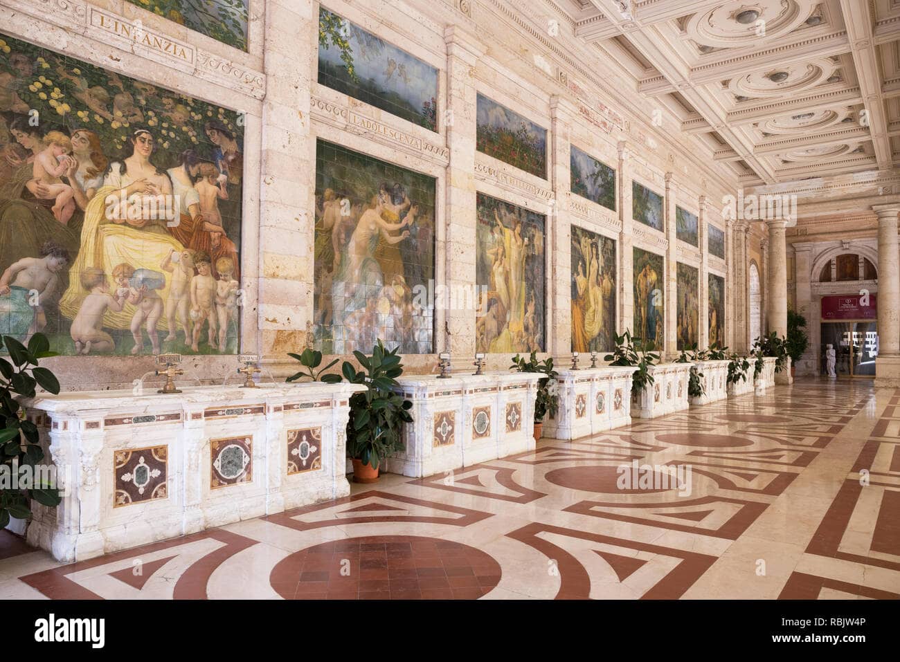 Faded Grandeur Ambiance