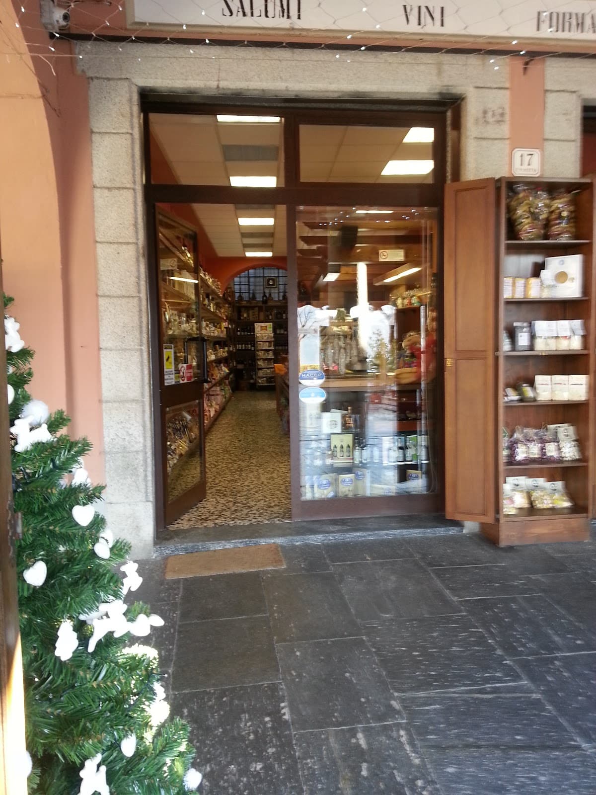 Orta San Giulio Weekly Market Piazza Motta - Image 1