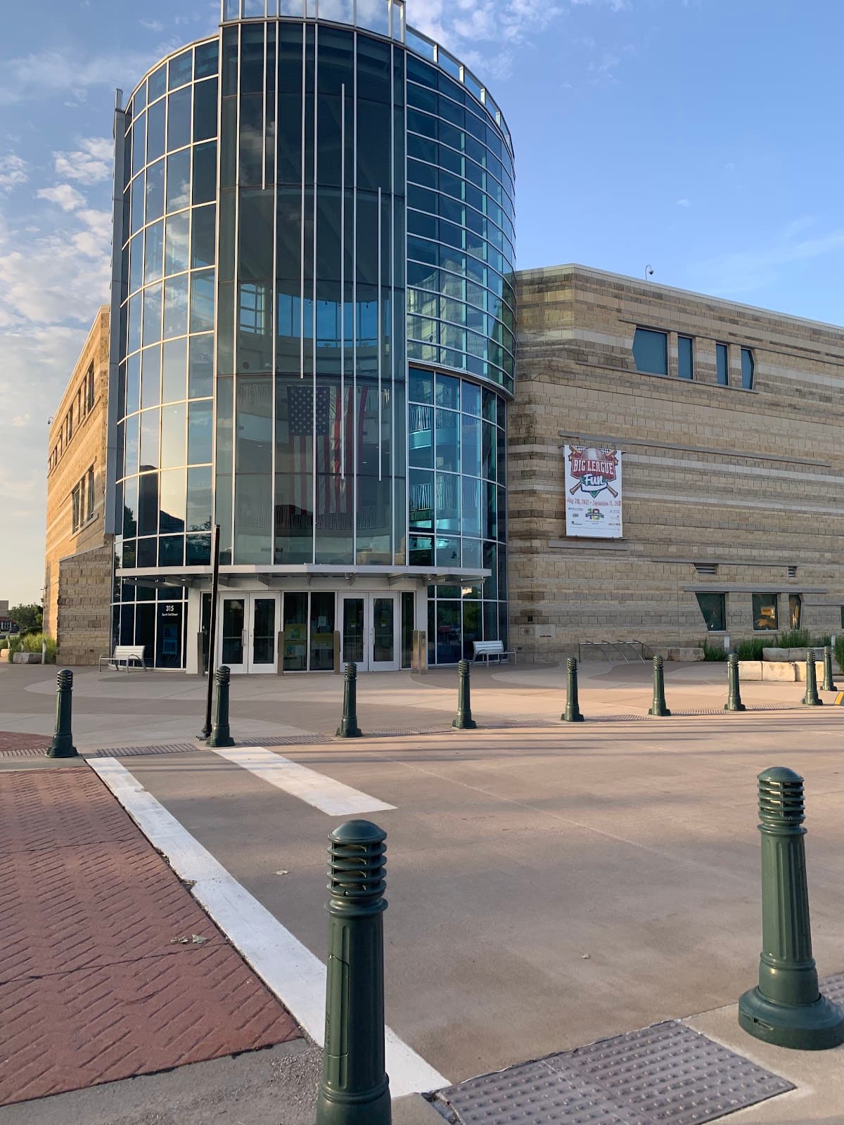 Blue Earth Plaza - Image 1