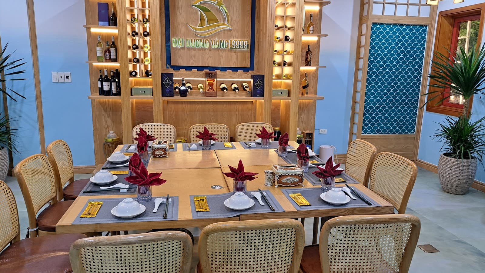 Local Seafood Restaurant in Ha Long - Image 1