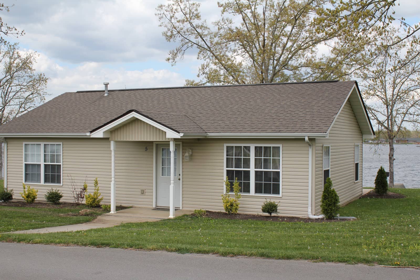 Cozy Lakeside Cabins
