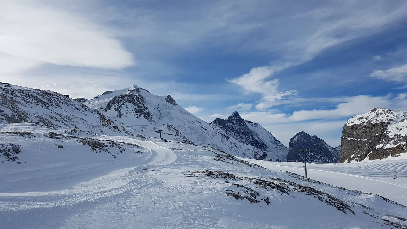 Vibrant Après-Ski Scene
