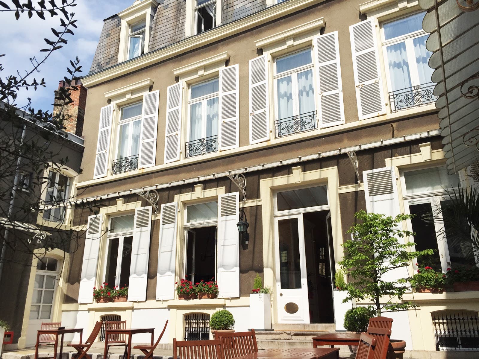 Bishop’s Garden Enclos de l’Évêché - Image 1