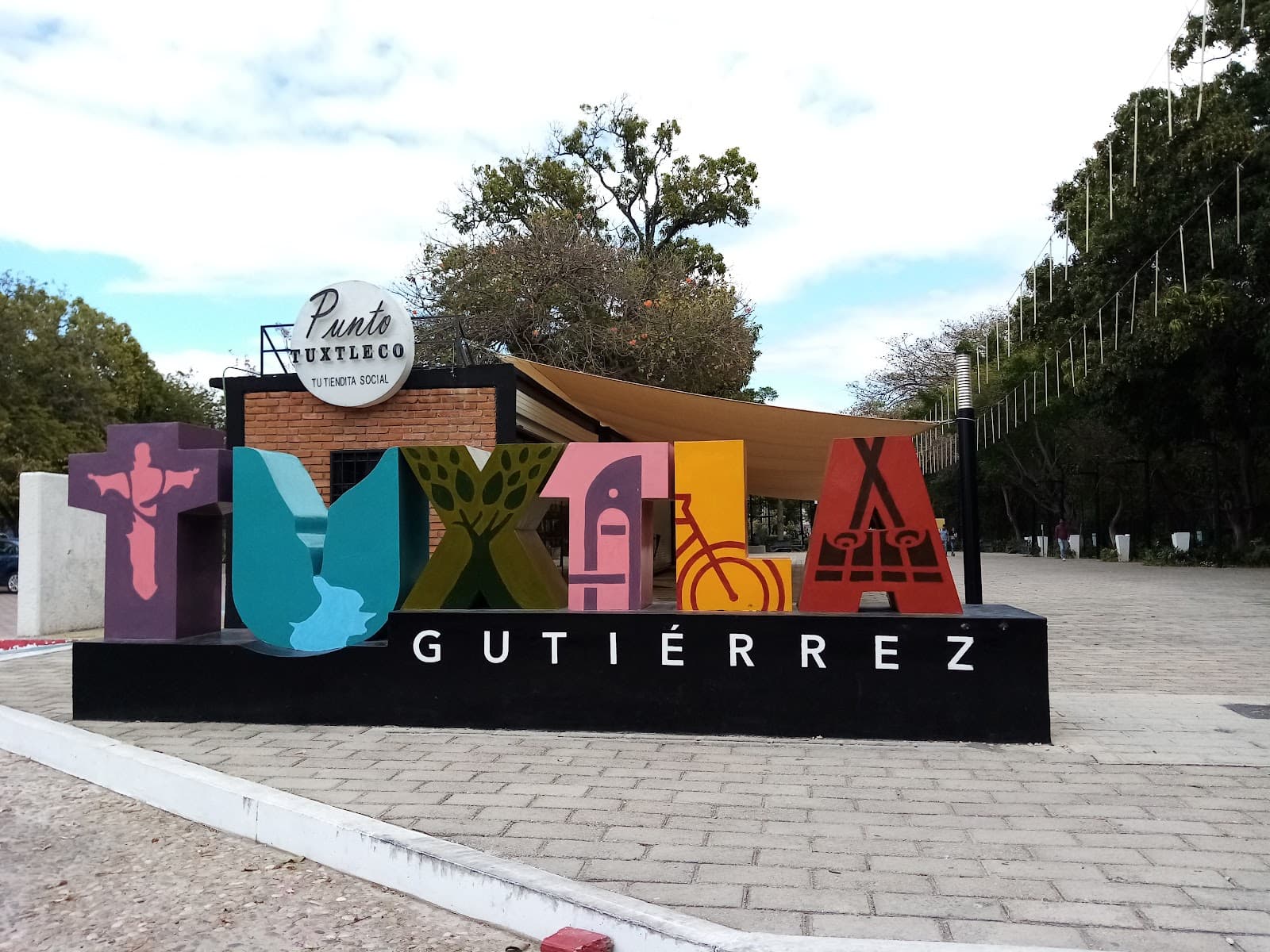 Calzada de las Personas Ilustres - Image 1