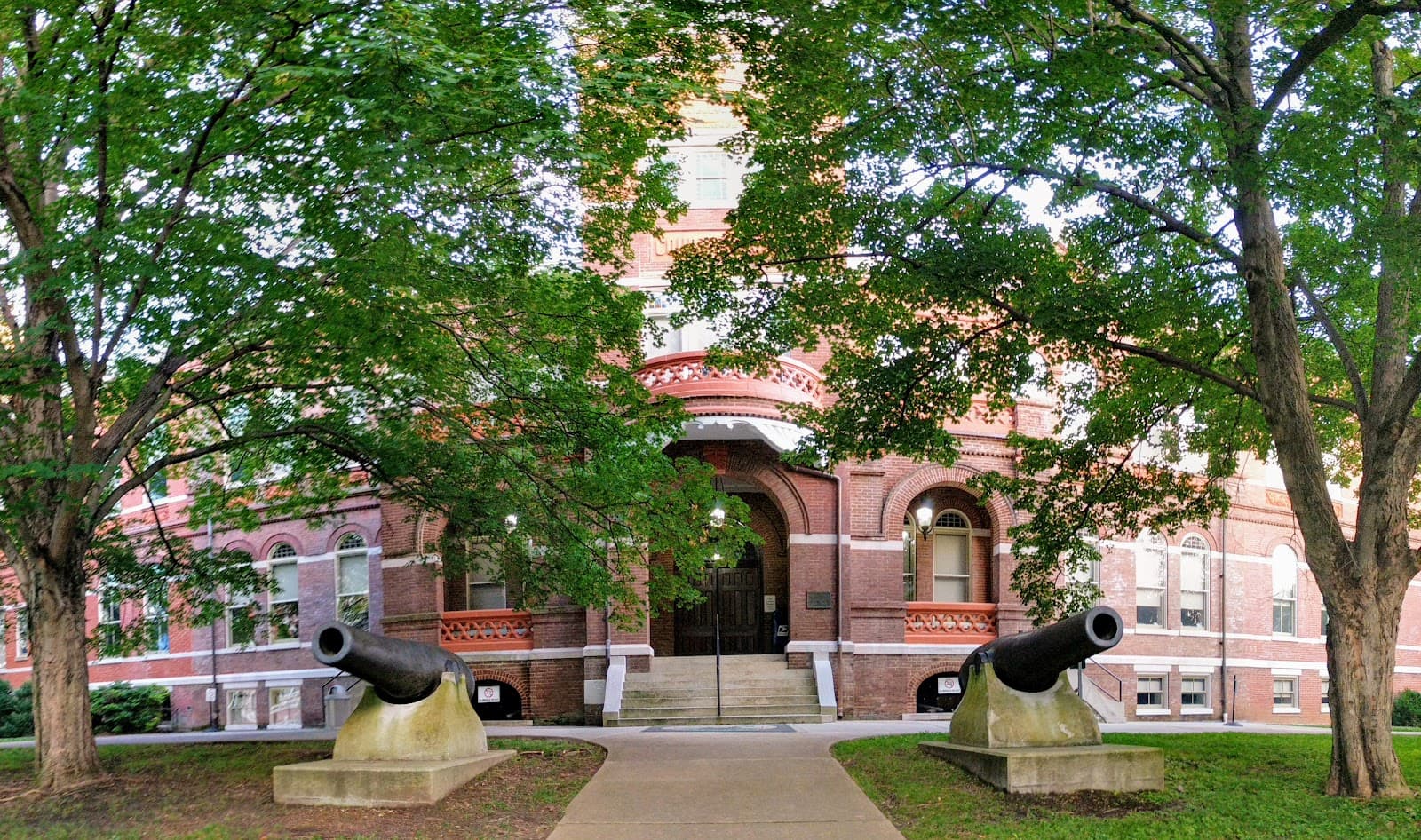 Knox County Old Courthouse and War Memorial - Image 1