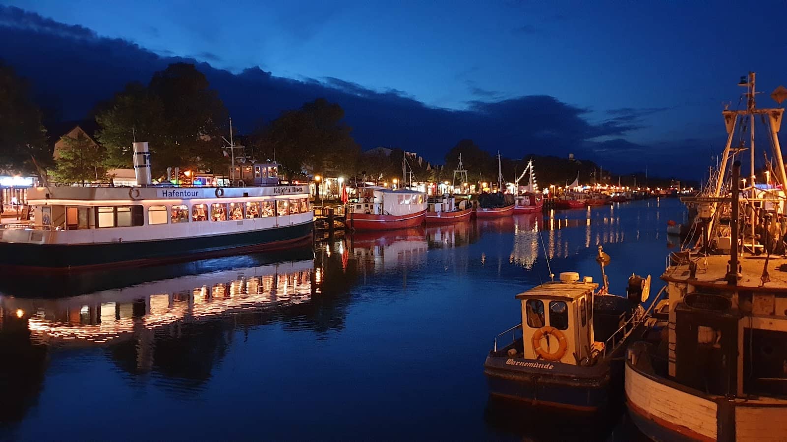 Seaside Eateries & Shops