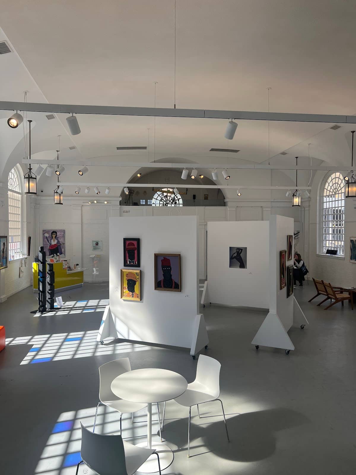 Vibrant & Bright Atmosphere