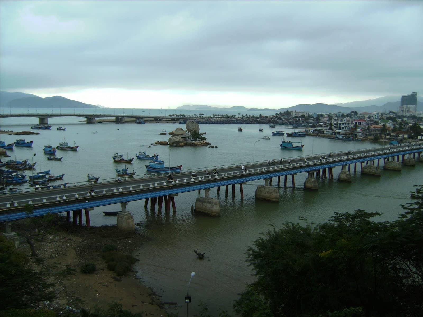 Local Cafes and Eateries