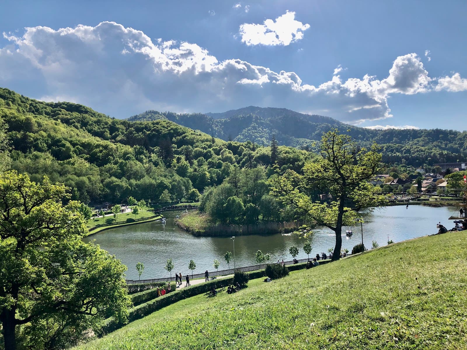 Noua Lake Park - Image 1