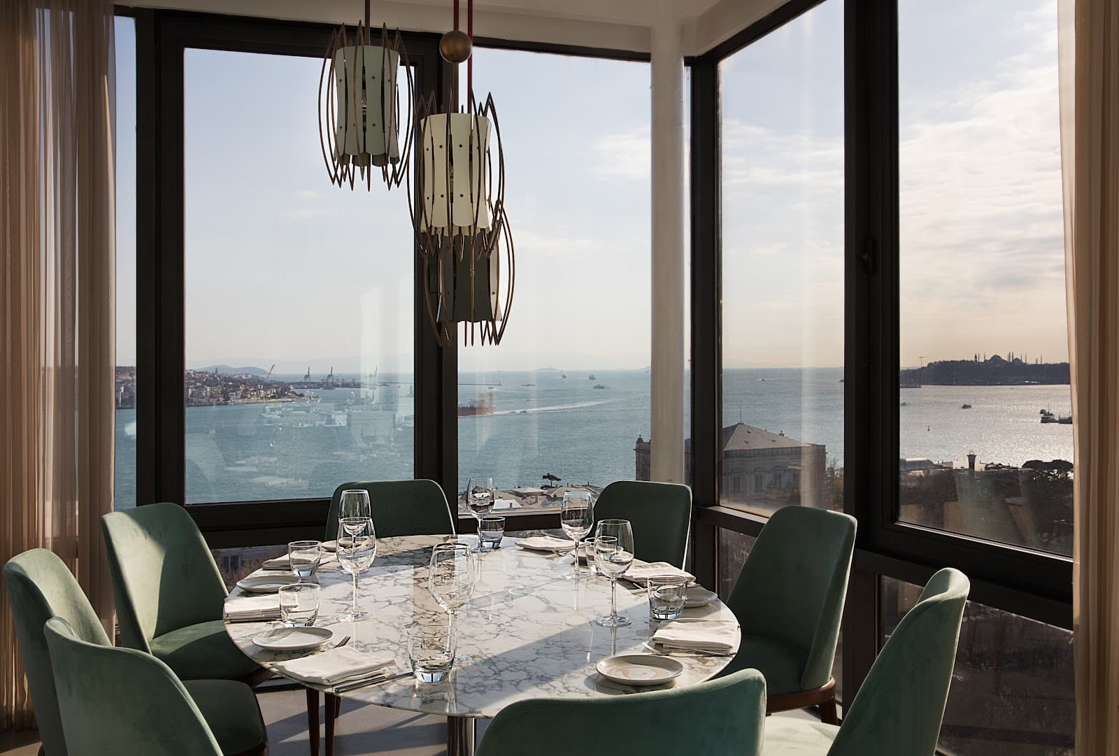 Vogue Restaurant & Bar - Image 1