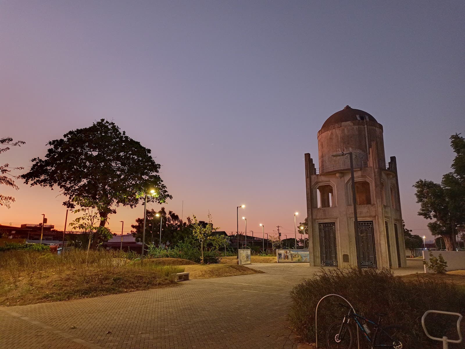 Parque Mora y Cañas - Image 1