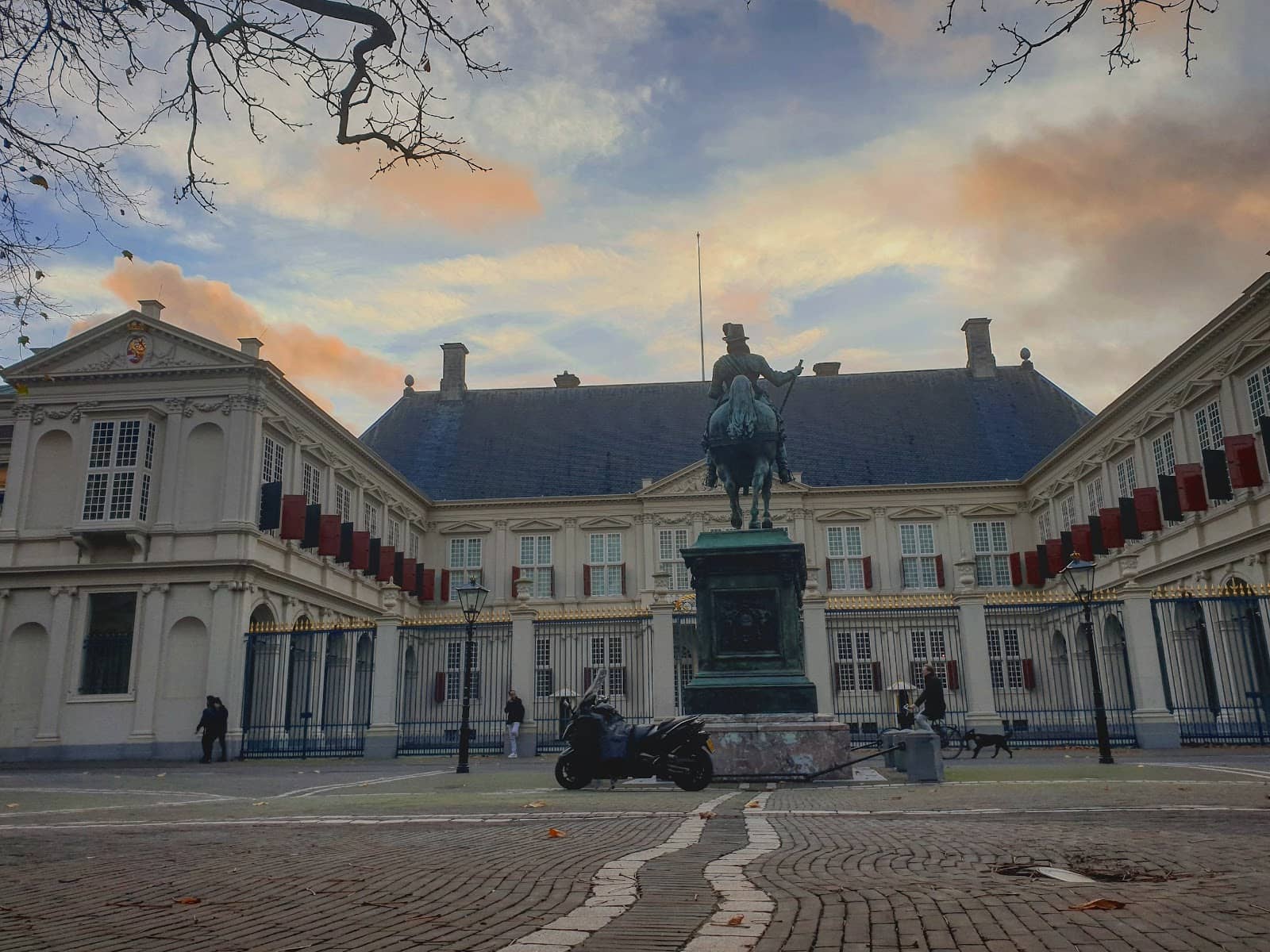 Royal Statues & Art