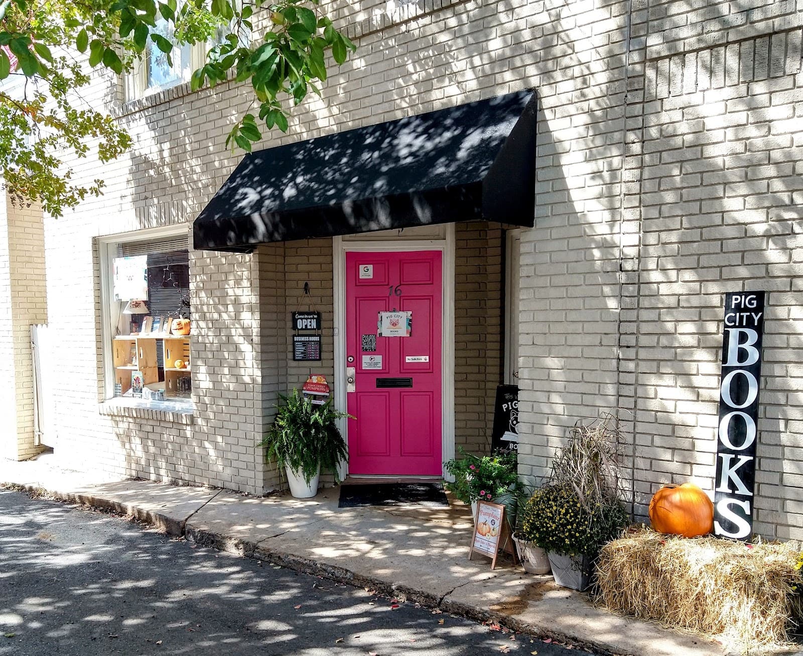 Pigs in the City (public art) - Image 1