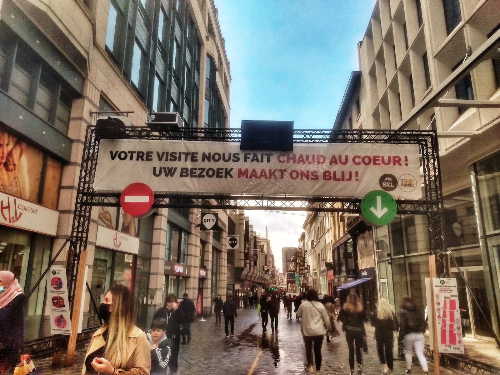 Street Performers & Local Vibe