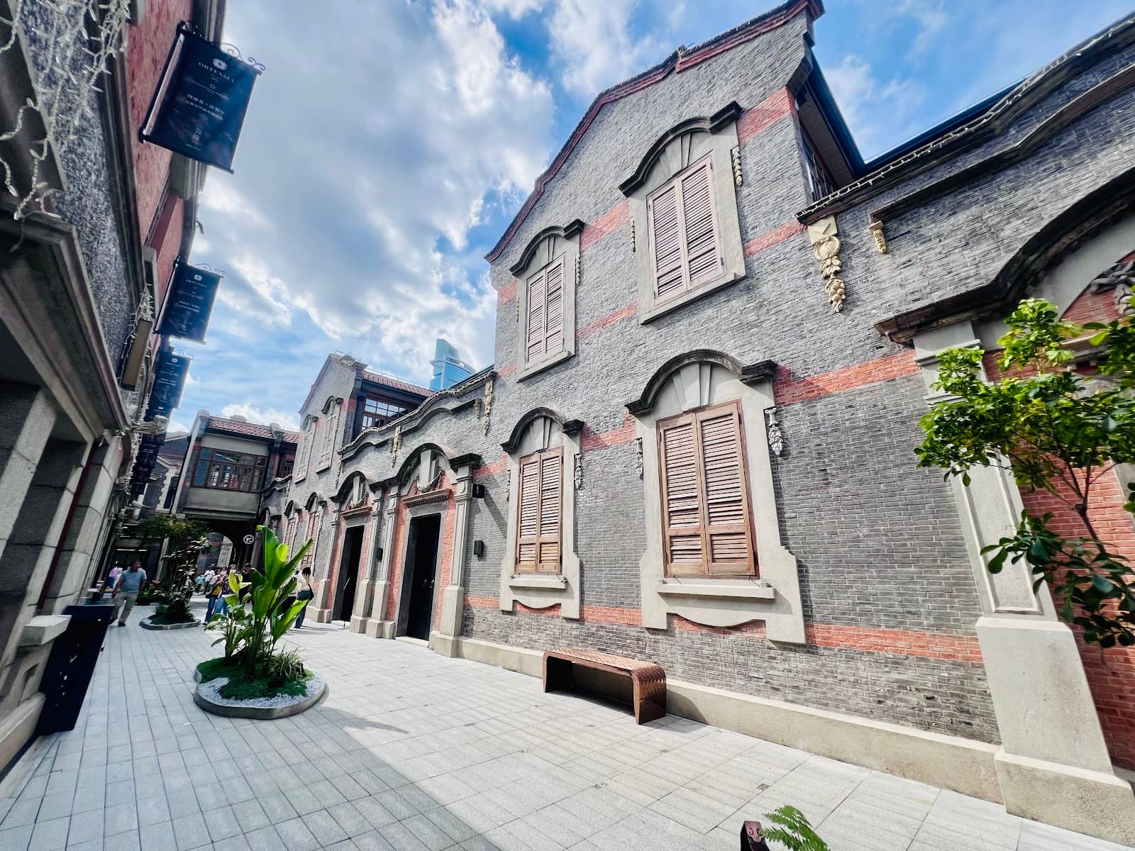 Charming Alleys and Courtyards