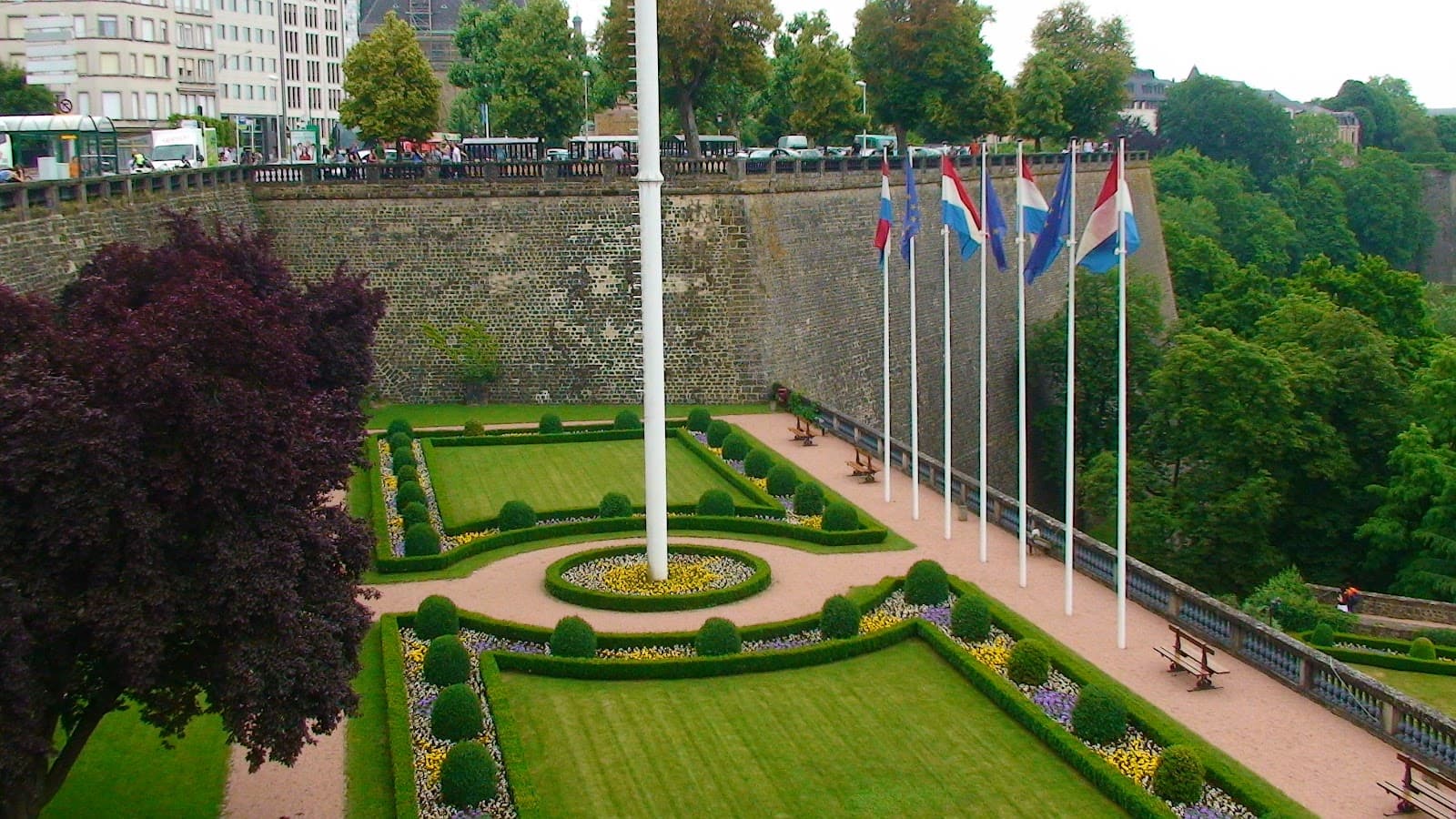 Place de la Constitution Gëlle Fra Luxembourg City - Image 1