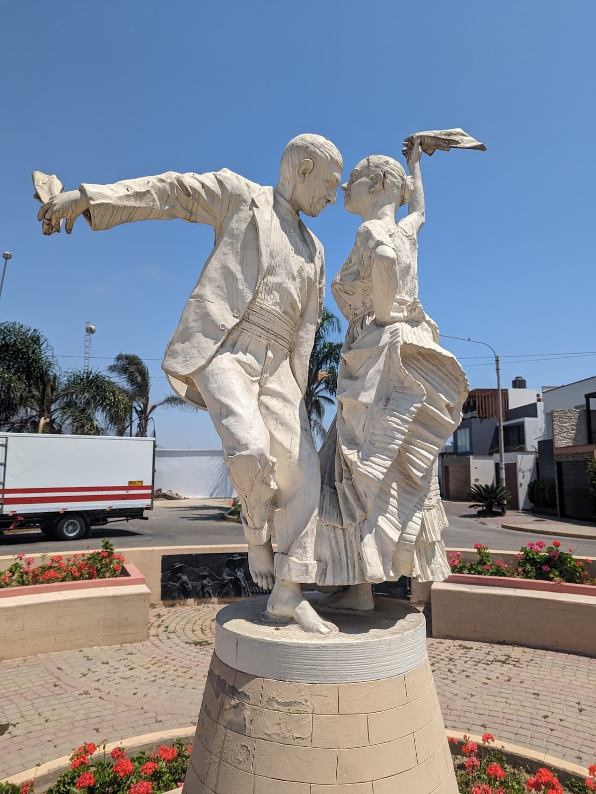 Monumento a la Marinera - Image 1