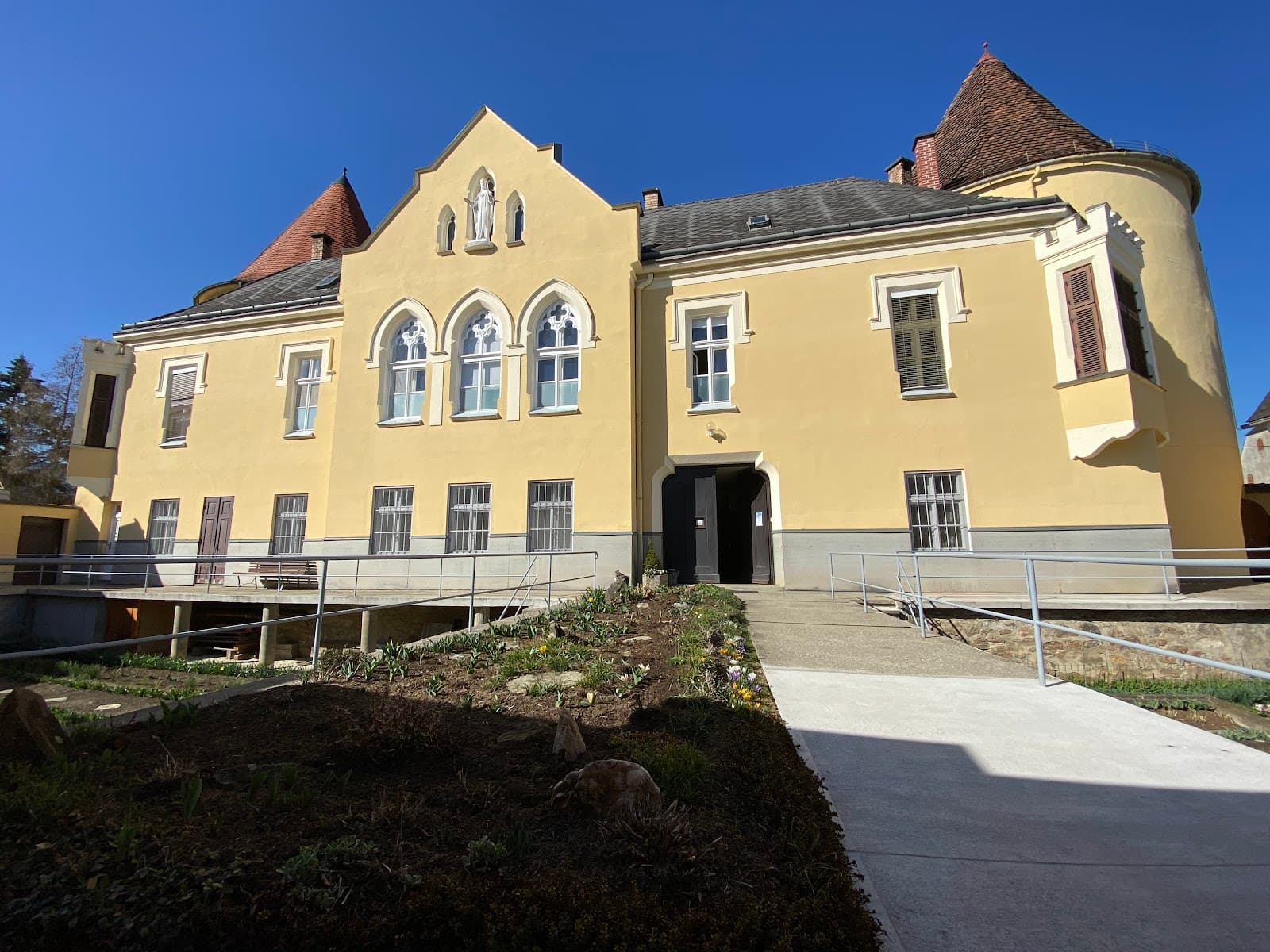 Schloss Himmelau - Image 1