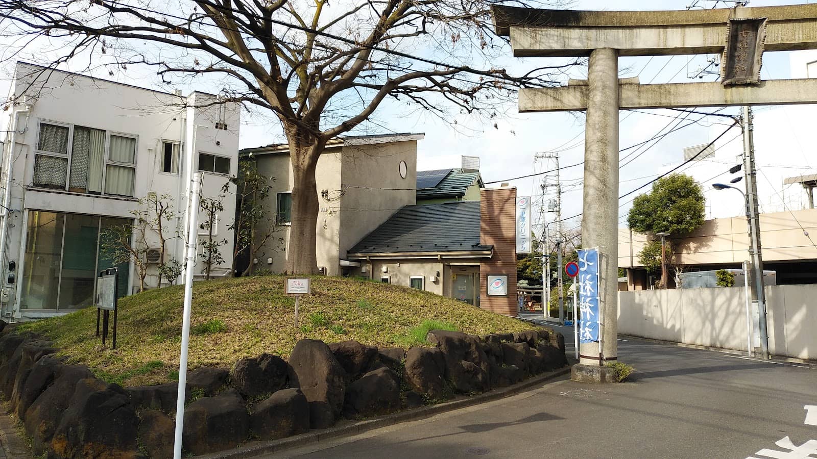 The West Mound (Median Strip)