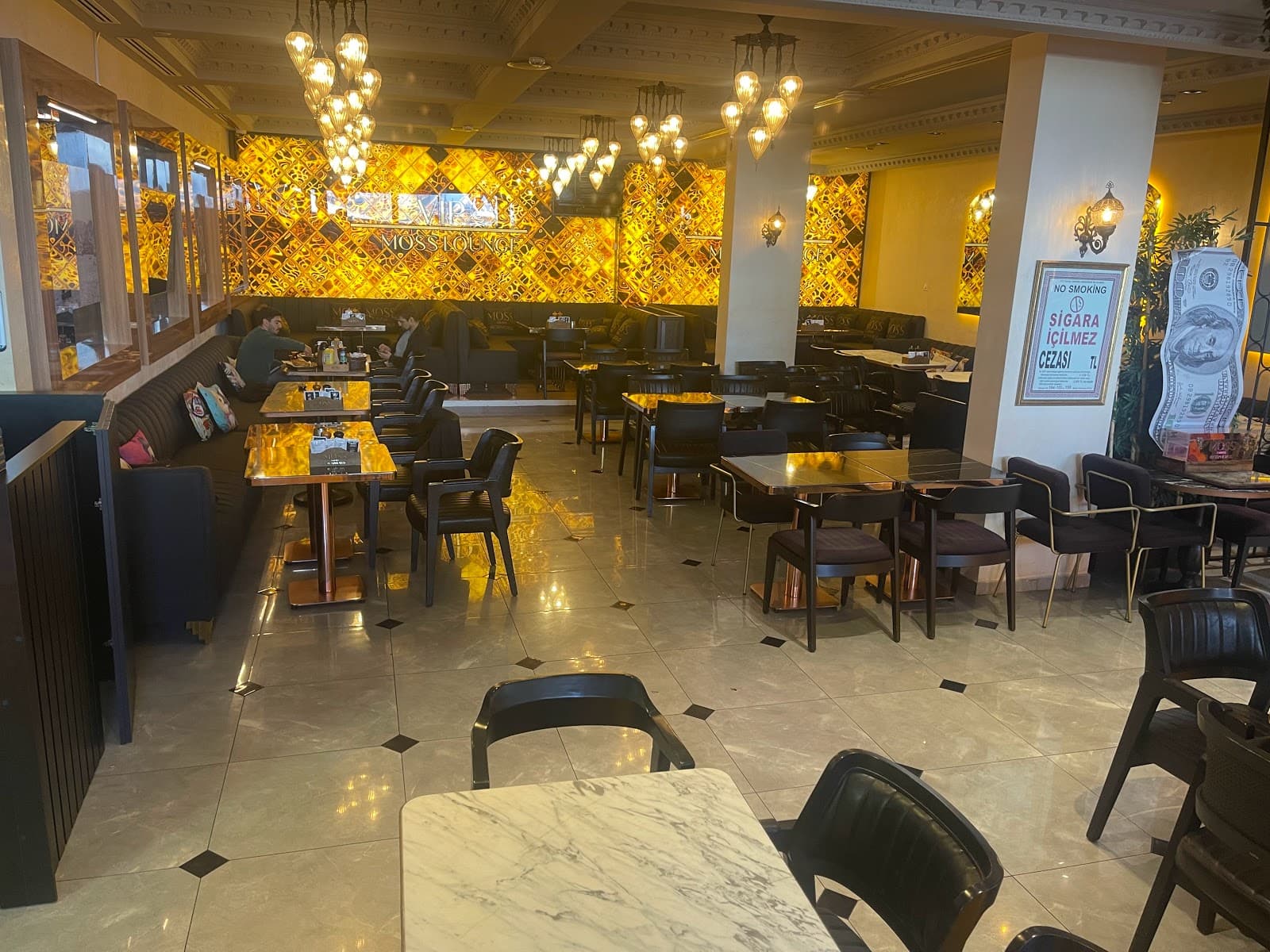 Moss Lounge - Image 1