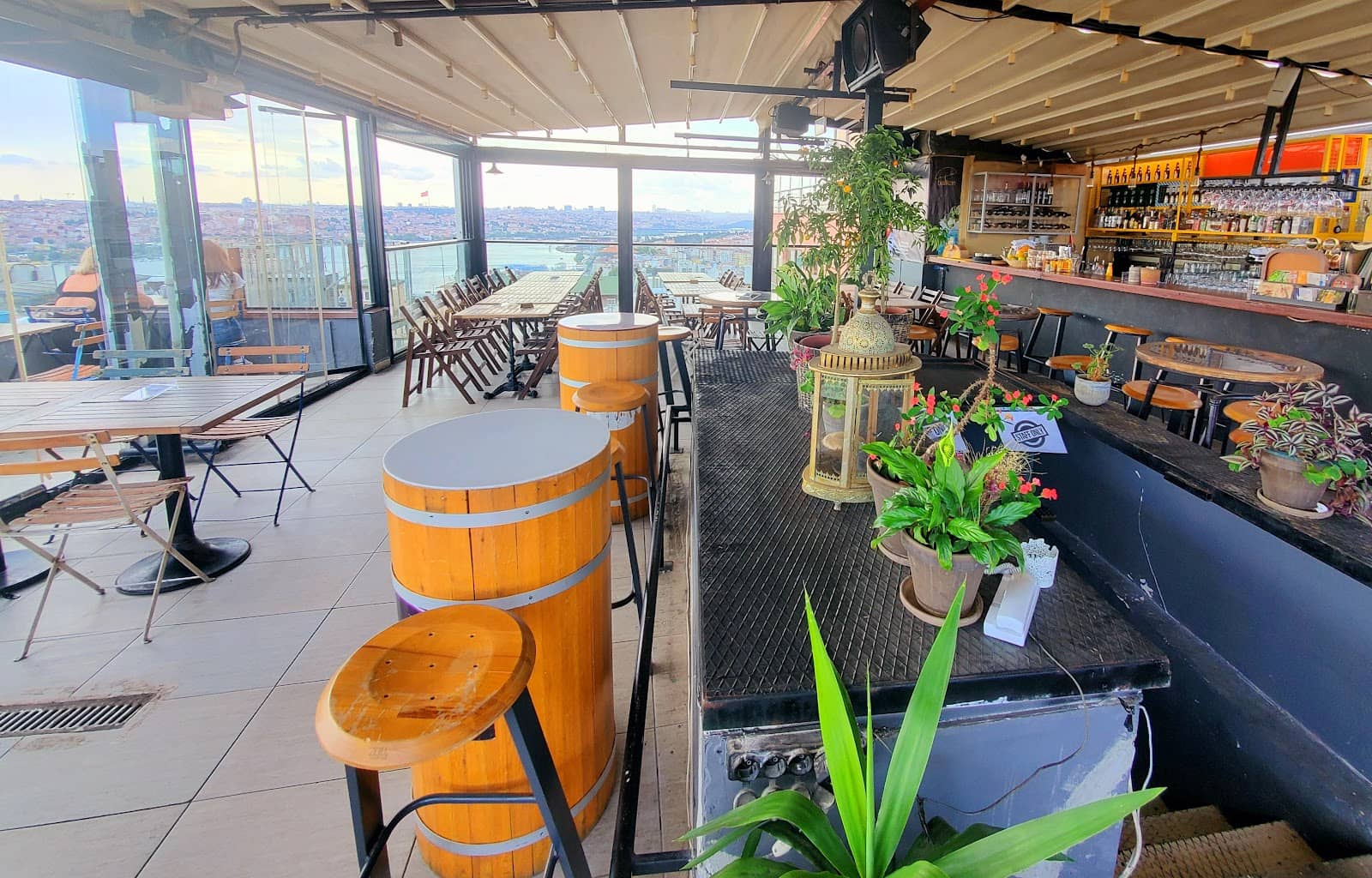 Lively Atmosphere & Live Music