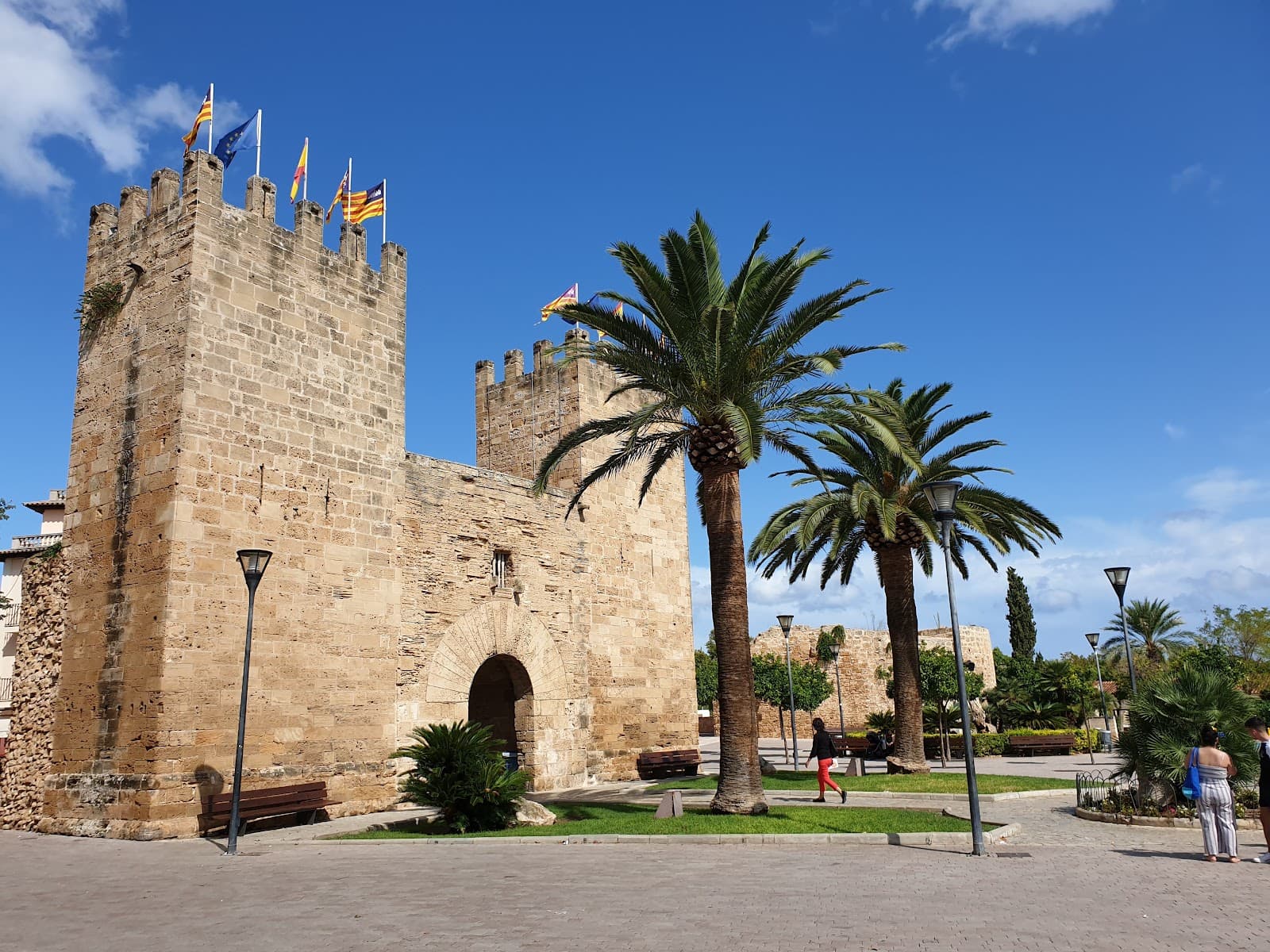 Xara Gate Porta del Moll - Image 1