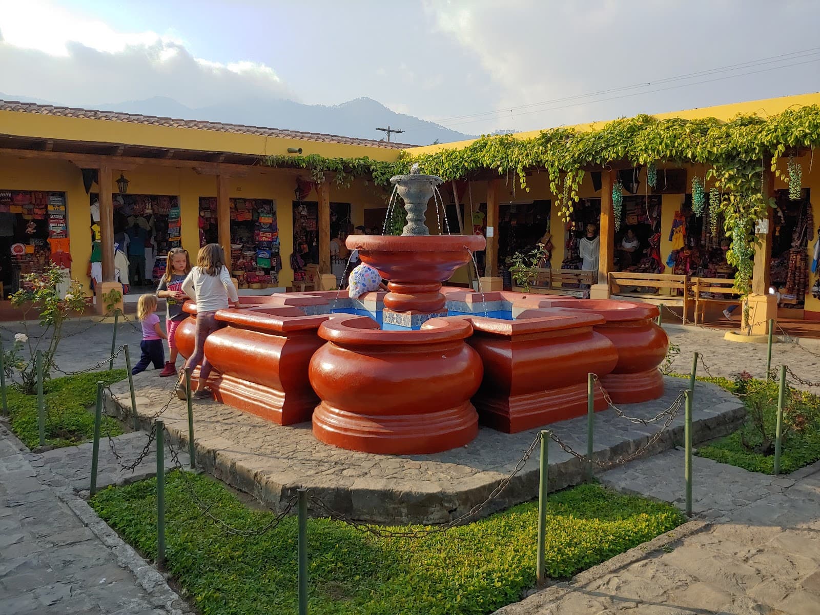 Mercado de Artesanías Antigua - Image 1