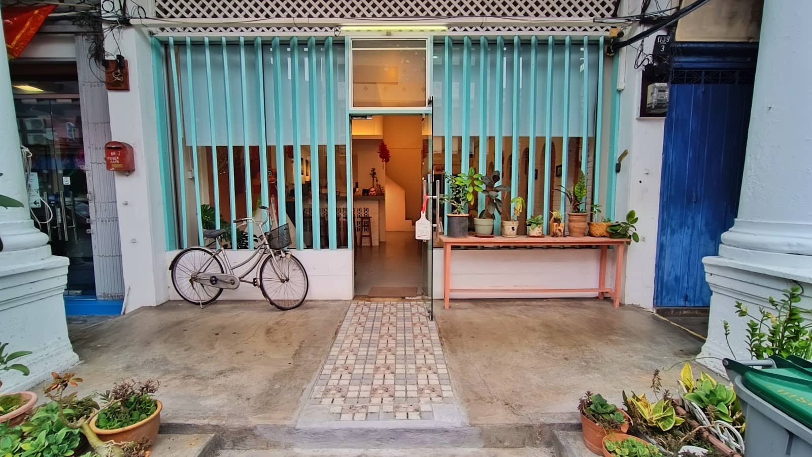 Lorong Selara Makan Bunga Raya