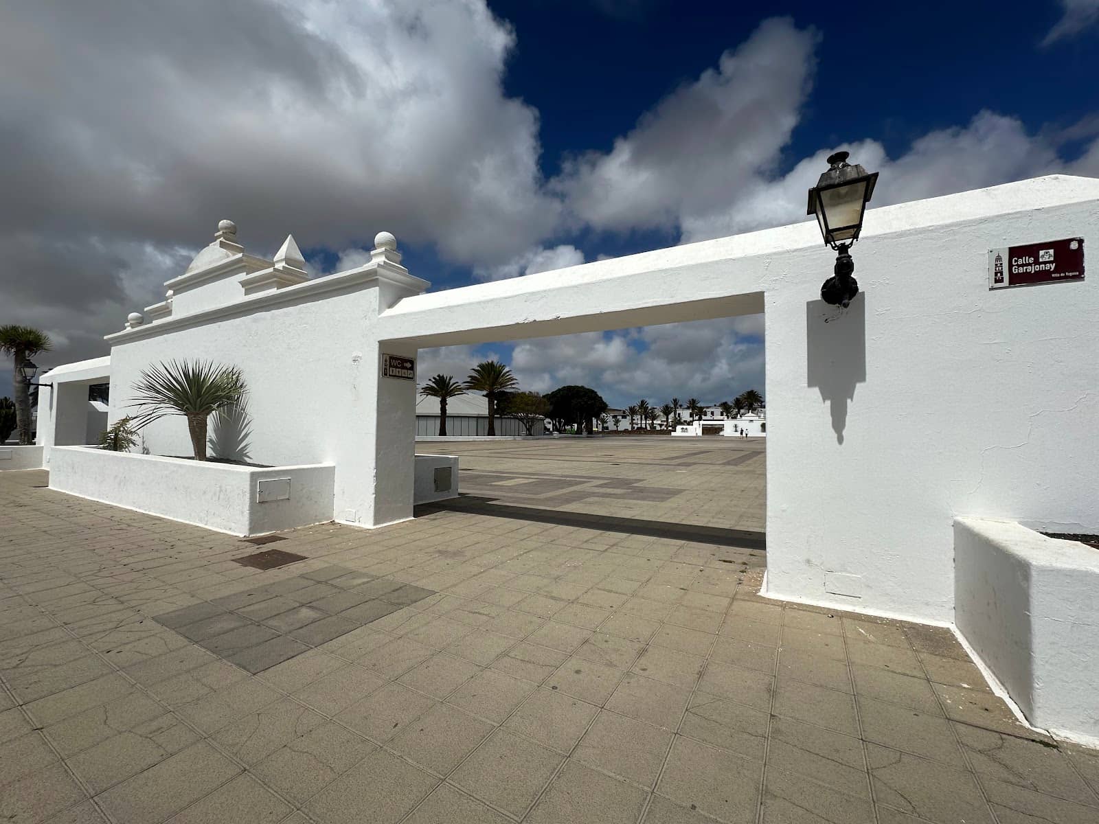 Sunday Market Ambiance
