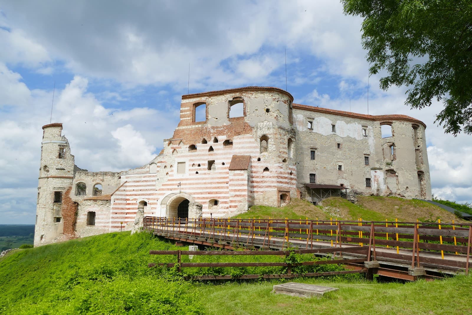 Janowiec Castle - Image 1