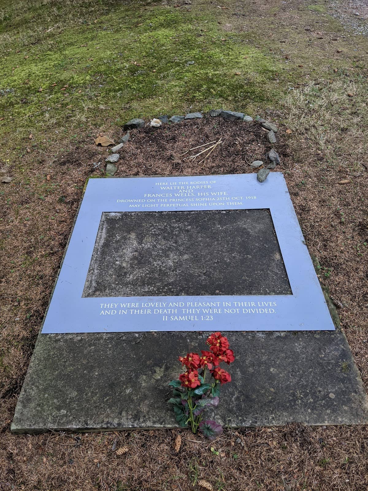 Juneau and Harris Tombs
