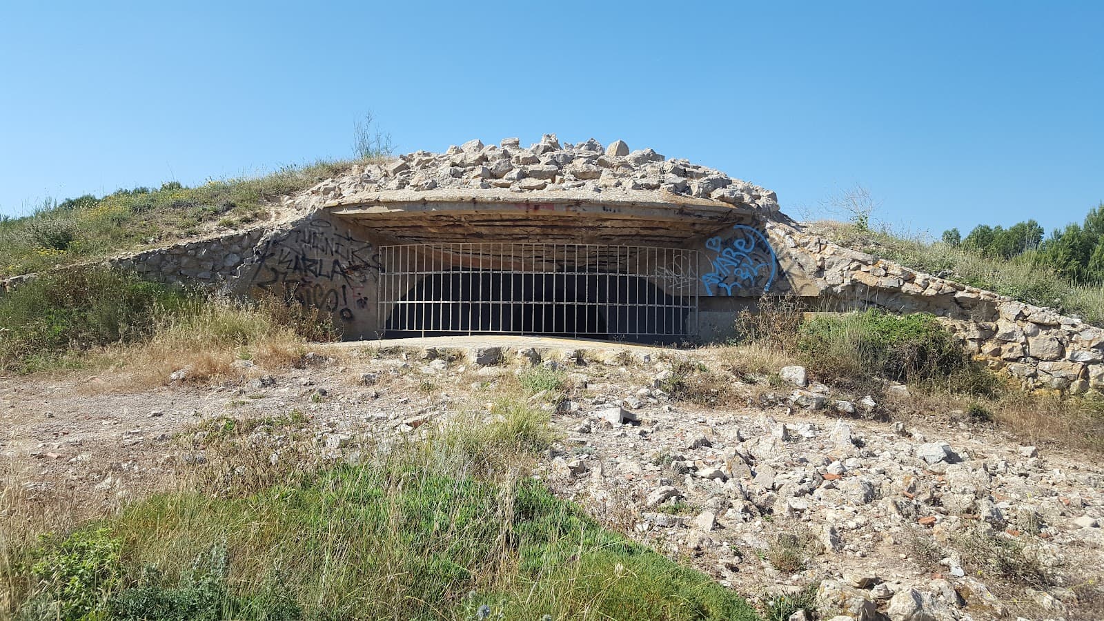 Punta del Milà Bunkers - Image 1